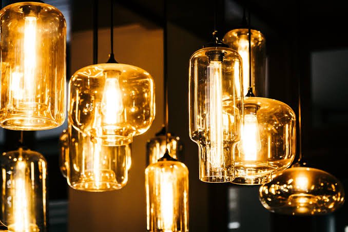 Conjunto de luminárias pendentes com luz quente