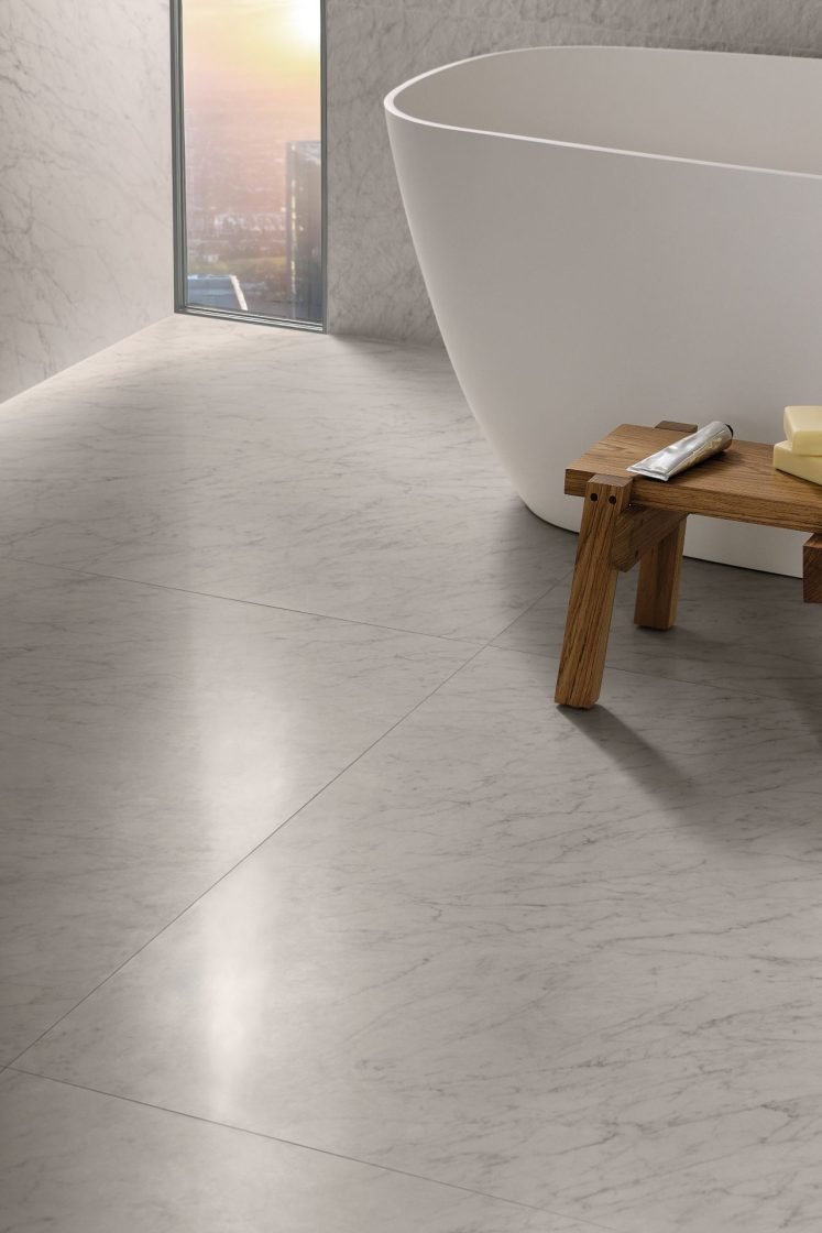 Banheiro com porcelanato claro e acabamento refinado